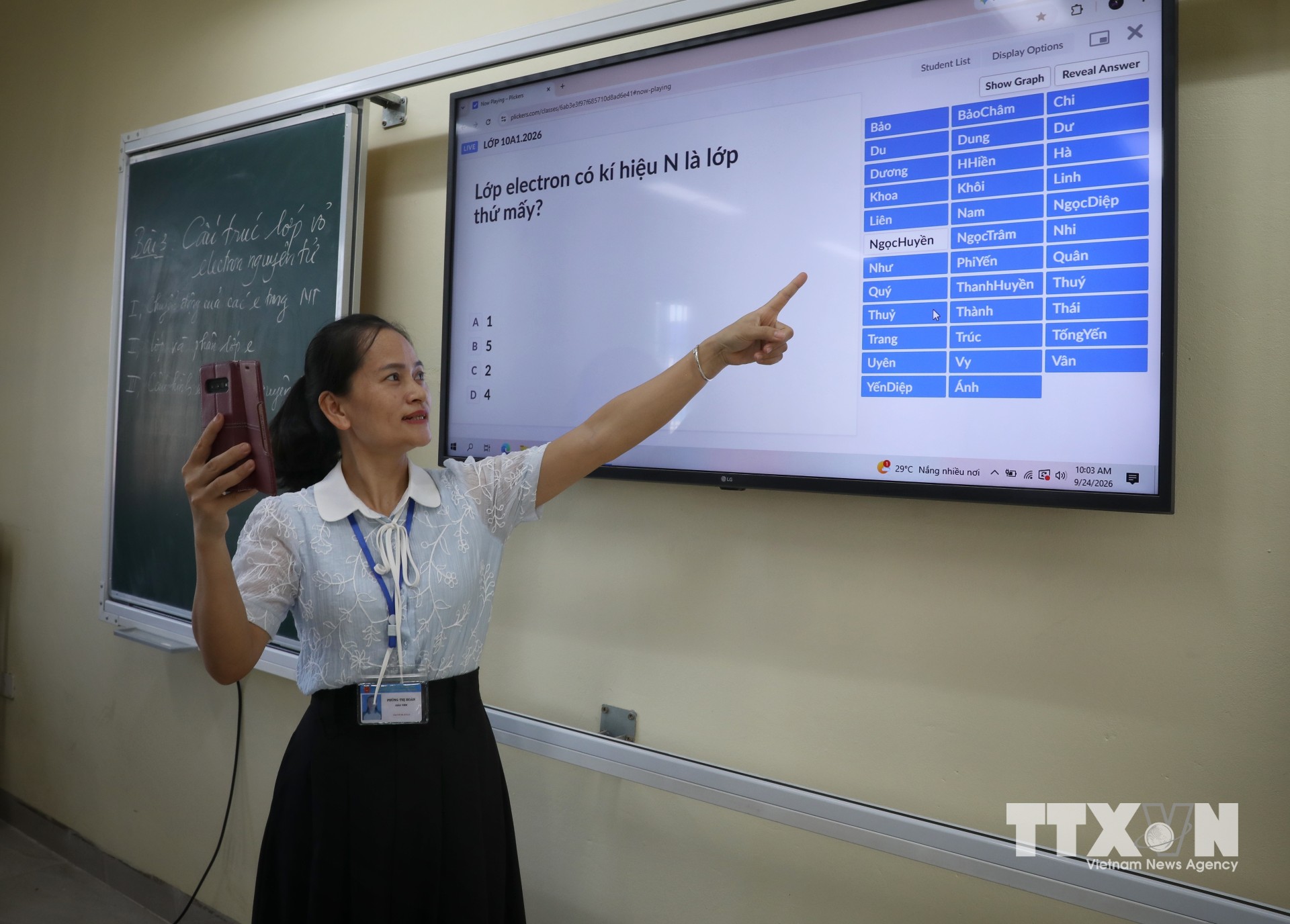 Lớp học được trang bị màn hình lớn và kết nối trực tuyến. Ảnh: Danh Lam - TTXVN. (Ảnh: Danh Lam/TTXVN)
